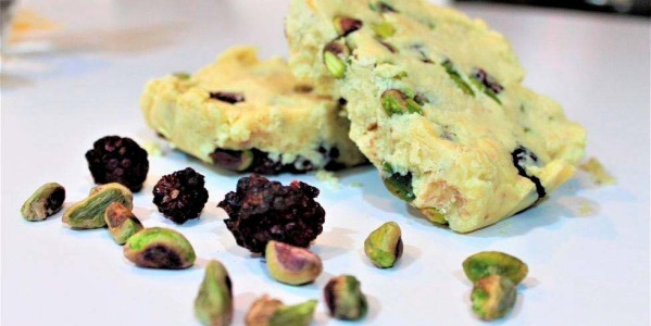Turrón de chocolate blanco con moras y pistachos