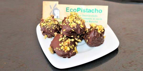 Trufas de chocolate con crujiente de pistachos y naranja