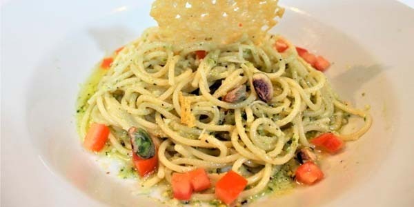 Espaguetis con pesto de pistachos y galleta de parmesano