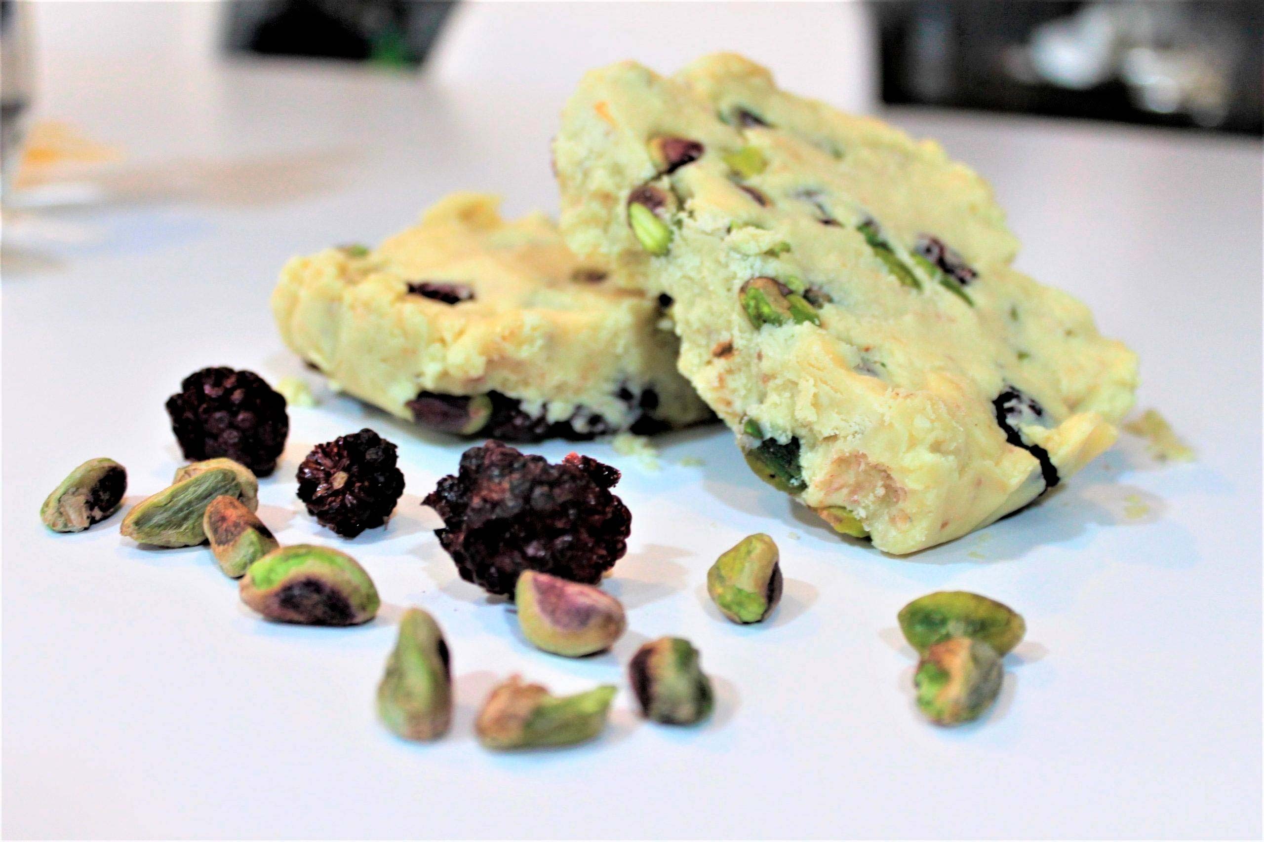 Turrón de chocolate blanco con moras y pistachos
