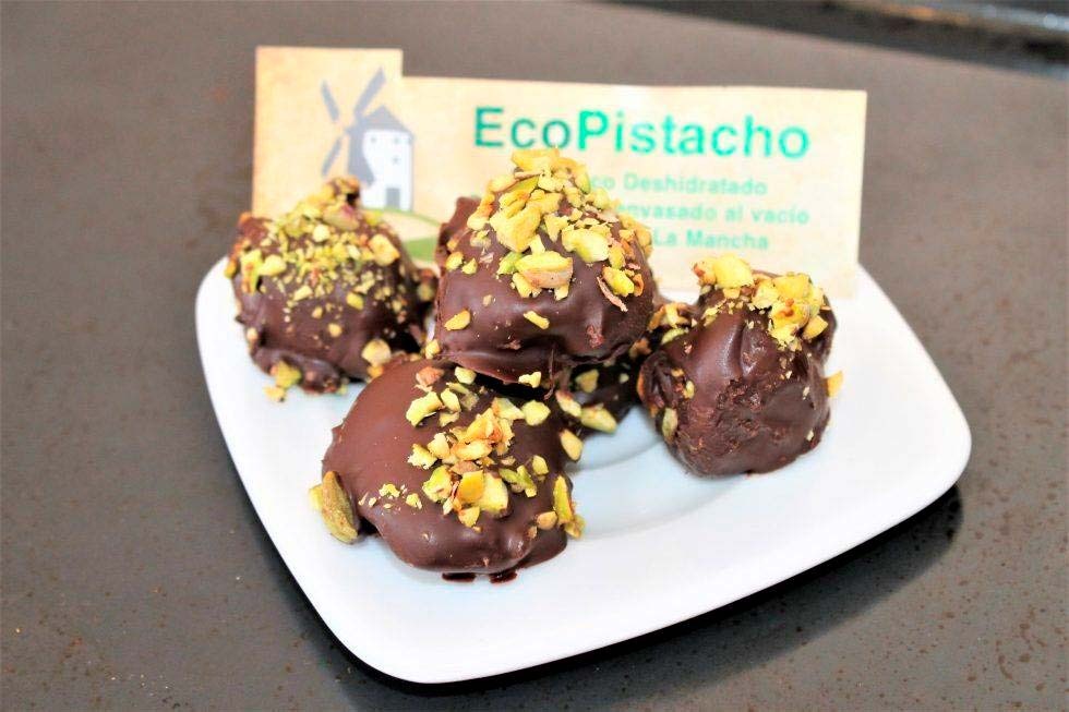 Trufas de chocolate con crujiente de pistachos y naranja
