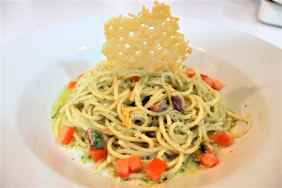 Espaguetis con pesto de pistachos y galleta de parmesano